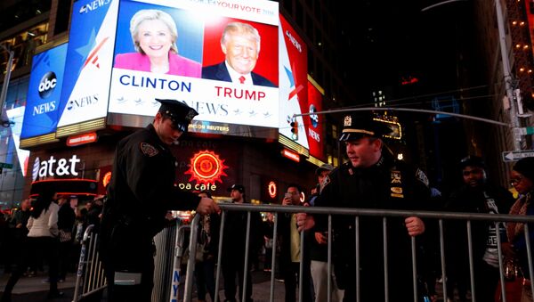 الشرطة الأمريكية تضع الحاجز حول المتابعين لنتائج التصويت في الانتخابات الأمريكية في ساحة تايمس سكوير  في نيويورك، 8 نوفمبر/ تشرين الأول 2016. - سبوتنيك عربي