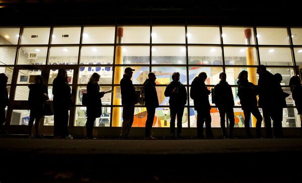 المواطنون الأمريكيون ينتظرون دورهم ليدلوا بصوتهم في الانتخابات الرئاسية الأمريكية في نيويورك، 8 نوفمبر/ تشرين الأول 2016. - سبوتنيك عربي