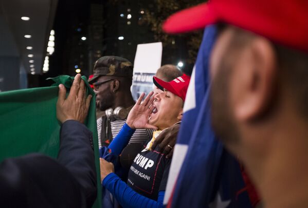 مناصرو المرشح الجمهوري دونالد ترامب يقفون أمام الفندق الذي ينتظر فيه نتائج التصويت في نيويورك، 8 نوفمبر/ تشرين الأول 2016. - سبوتنيك عربي