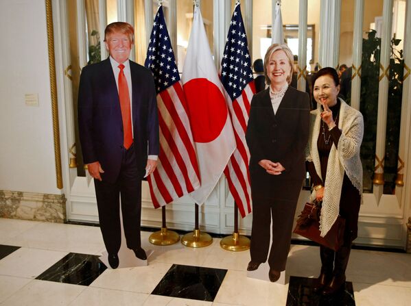 الانتخابات الرئاسية الأمريكية - سفيرة الولايات المتحدة إلى اليابان تقف إلى جوار دمى المرشحين للانتخابات الرئاسية في طوكيو، 9 نوفمبر/ تشرين الثاني 2016 - سبوتنيك عربي
