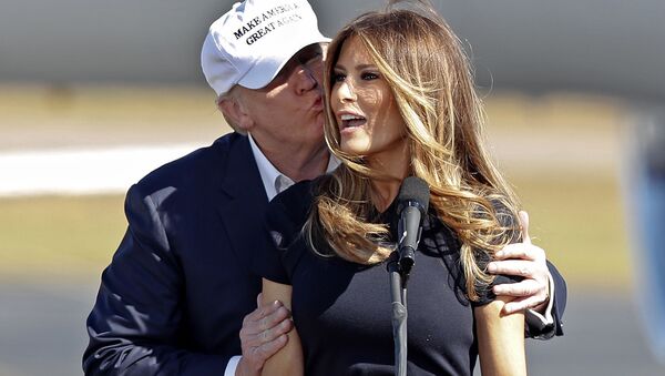 المرشح الجمهوري دونالد ترامب يقبّل زوجته ميلانيا ترامب عندما قدّمته للجمهور، ويلمنغنتون 5 نوفمبر/ تشرين الثاني 2016 - سبوتنيك عربي