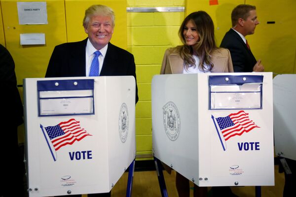 المرشح الجمهوري دونالد ترامب وزوجته ميلانيا ترامب يدليان بصوتيهما في مدينة نيويورك، 8 نوفمبر/ تشرين الثاني 2016 - سبوتنيك عربي
