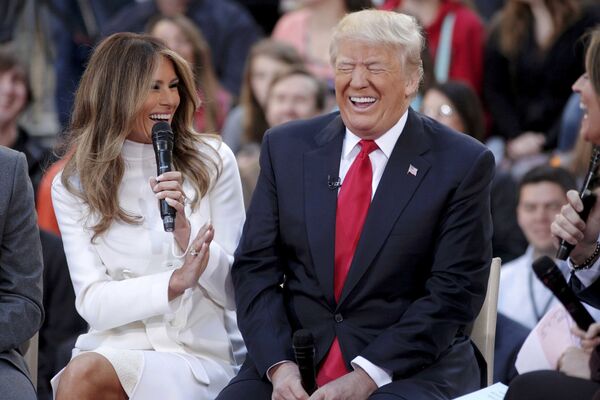 المرشح الجمهوري دونالد ترامب يضحك على رد زوجته ميلانيا ترامب خلال برنامج تلفزيوني على قناة NBC's Today،  21 ابريل/ نيسان 2016 - سبوتنيك عربي