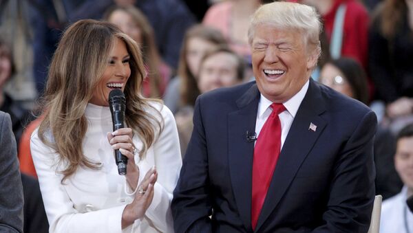 المرشح الجمهوري دونالد ترامب يضحك على رد زوجته ميلانيا ترامب خلال برنامج تلفزيوني على قناة NBC's Today،  21 ابريل/ نيسان 2016 - سبوتنيك عربي