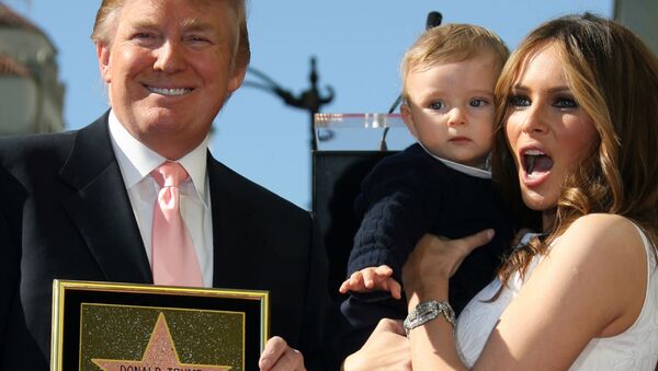 الملياردير الأمريكي دونالد ترامب وزوجته ميلانيا ترامب التي تحمل طفلهما بارون (10 شهور)، هوليوود 16 يناير/ كانون الثاني 2007 - سبوتنيك عربي