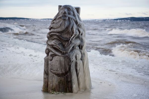 تمثال خشبي أمام  بحيرة أونيغا تجمد في بيتروزافودسك - سبوتنيك عربي