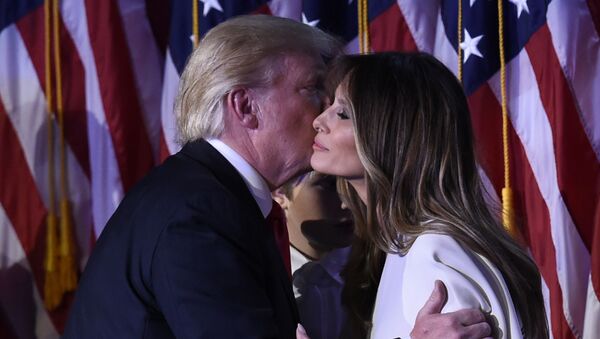 الرئيس الأمريكي المنتخب يحي زوجته ميلانيا ترامب ليلة الانتخابات في نيويورك، 8 نوفمبر/ تشرين الثاني 2016 - سبوتنيك عربي