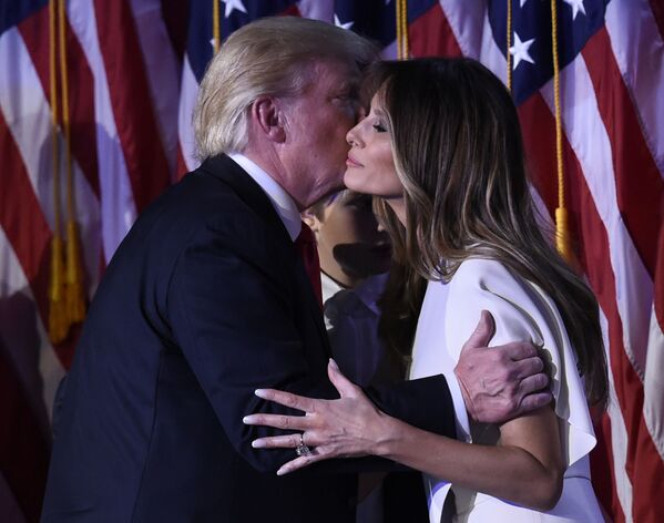 الرئيس الأمريكي المنتخب يحي زوجته ميلانيا ترامب ليلة الانتخابات في نيويورك، 8 نوفمبر/ تشرين الثاني 2016 - سبوتنيك عربي