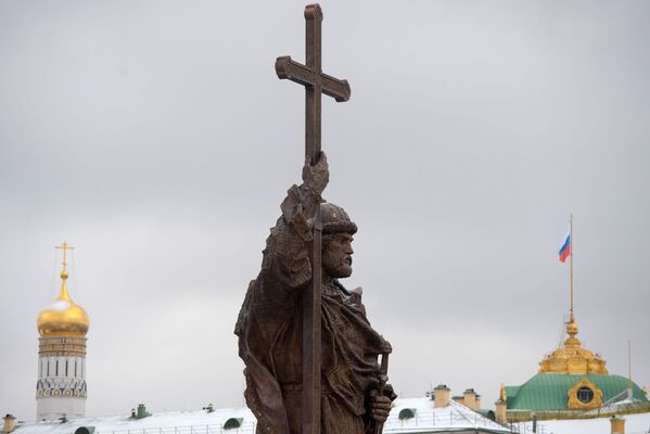 مراسم افتتاح التمثال العملاق الجديد للقديس فلاديمير بساحة بوروفيدسكايا بالعاصمة موسكو، 7 نوفمبر/ تشرين الثاني 2016 - سبوتنيك عربي