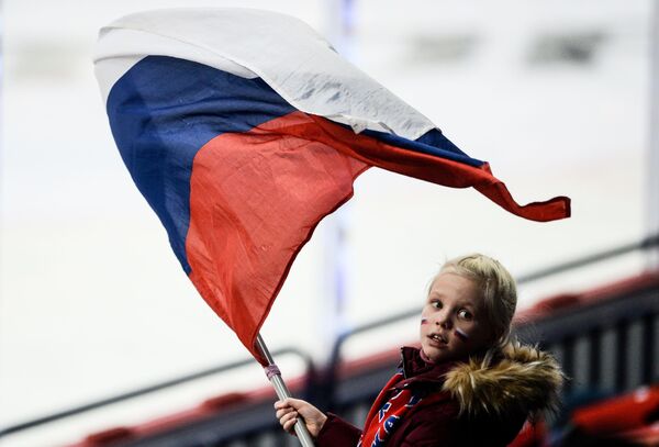 فتاة صغيرة تحمل العلم الروسي خلال المرحلة الأولى لمباراة الهوكي بين روسيا والتشيك ضمن بطولة كأس كاريالا لعام 2016/ 2017 - سبوتنيك عربي