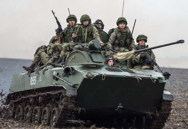 قوات الجيش الروسي خلال التدريبات العسكرية المشتركة سلافيناسكوي براتستفو-2016 بين روسيا وبيلاروسيا وصربيا في صربيا - سبوتنيك عربي