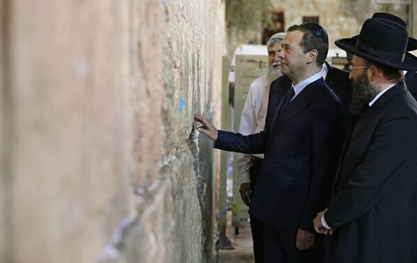 رئيس الوزراء الروسي دميتري مدفيديف خلال زيارته لـ حائط البراق (حائط المبكى عند اليهود) في القدس، خلال زيارته الرسمية إلى إسرائيل - سبوتنيك عربي