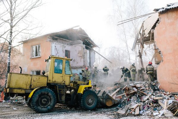 فريق الإنقاذ الروسي في موقع الحدث بعد انفجار عبوة غاز في أحد شقق عمارة سكنية في إيفانوفا، روسيا - سبوتنيك عربي