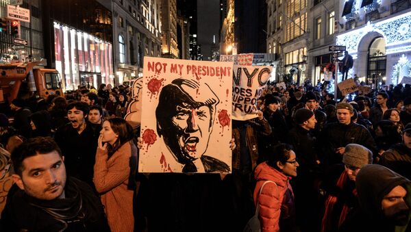 مظاهرات مناهضة لدونالد ترامب أمام برج ترامب تاور احتجاجاً على فوزه في الانتخابات الرئاسية في نيويورك، 10 نوفمبر/ تشرين الثاني 2016 - سبوتنيك عربي
