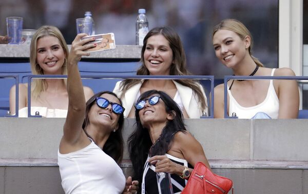 مشاهدون يلتقطون صورة سيلفي مع إيفانكا ترامب، ابنة دونالد تراب، خلال مبارارة بطولة تنس المفتوحة في نيويورك، 11 سبتمبر/ أيلول 2016 - سبوتنيك عربي