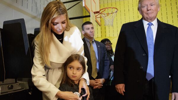 المرشح الجمهوري دونالد ترامب ينظر إلى ابنته إيفانكا وهي تضع شارة I Voted (أنا انتخبت) لابنتها الصغيرة أرابيلا في نيويورك، 8 نوفمبر/ تشرين الثاني 2016 - سبوتنيك عربي