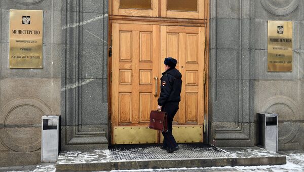 ضابط الشرطة يدخل وزارة التنمية الاقتصادية في موسكو - سبوتنيك عربي