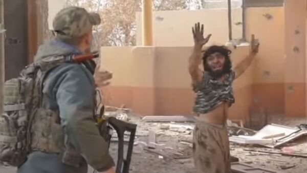 لحظة إلقاء القبض على داعشي - سبوتنيك عربي