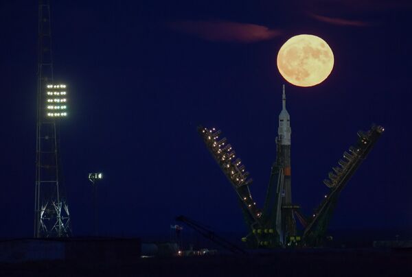 القمر العملاق على خلفية إطلاق الصاروخ الحامل سويوز-ف.غ. في بايكانور، كازاخستان،  14 نوفمبر/ تشرين الثاني 2016 - سبوتنيك عربي