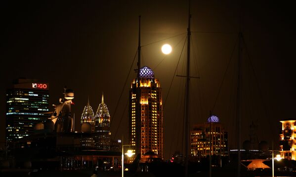 القمر العملاق في دبي، الإمارات العربية المتحدة  14 نوفمبر/ تشرين الثاني 2016 - سبوتنيك عربي