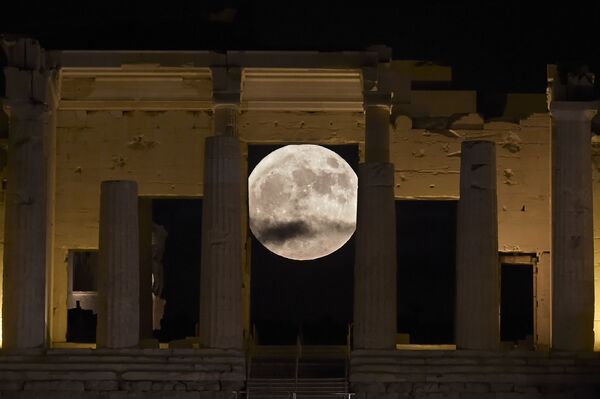 القمر العملاق في مدينة أثينا، اليونان 14 نوفمبر/ تشرين الثاني 2016 - سبوتنيك عربي