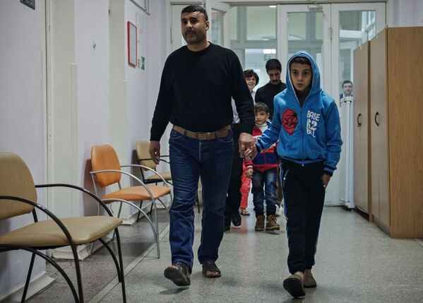 الأطفال السوريون يتوجهون لتناول وجبة الغذاء داخل الأكاديمية الطبية العسكرية في مدينة سانت بطرسبورغ الروسية - سبوتنيك عربي