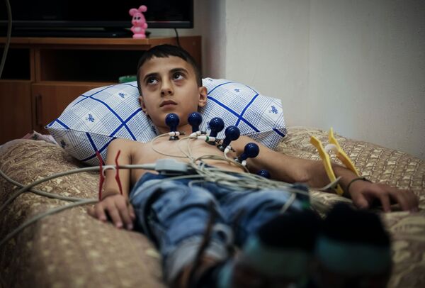 طفل سوري أثناء توقيع الكشف عليه في الأكاديمية الطبية العسكرية في مدينة سانت بطرسبورغ الروسية - سبوتنيك عربي