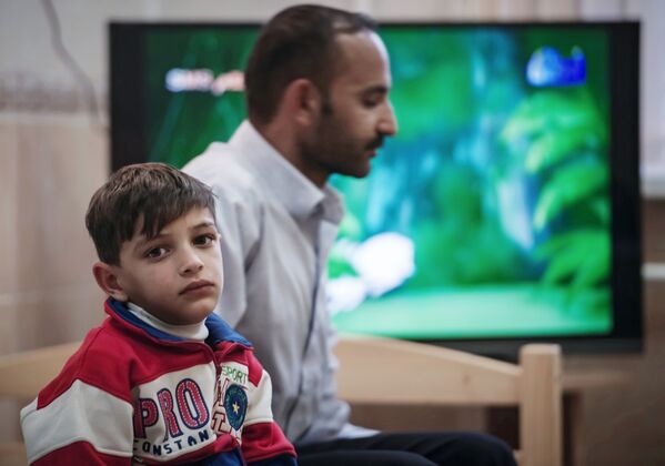 طفل سوري ينتظر دوره لتوقيع الكشف الطبي عليه في الأكاديمية الطبية العسكرية في مدينة سانت بطرسبورغ الروسية - سبوتنيك عربي