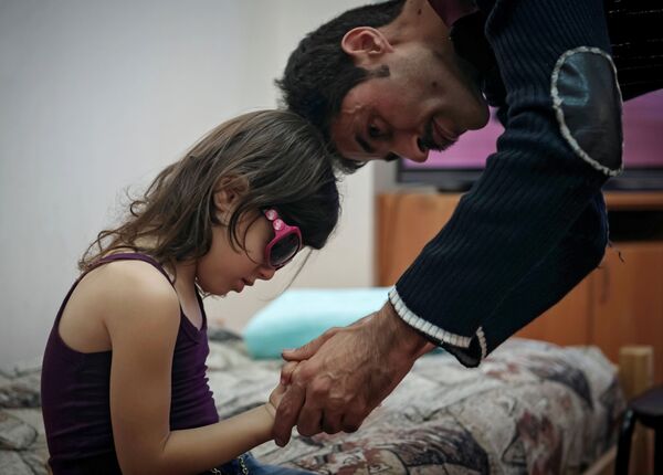 طفلة سورية أثناء توقيع الكشف عليها في الأكاديمية الطبية العسكرية في روسيا - سبوتنيك عربي
