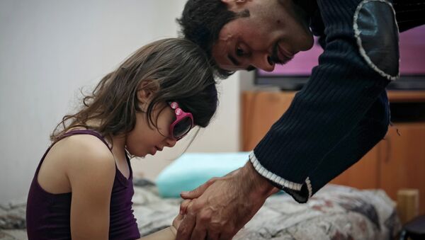 طفلة سورية أثناء توقيع الكشف عليها في الأكاديمية الطبية العسكرية في روسيا - سبوتنيك عربي