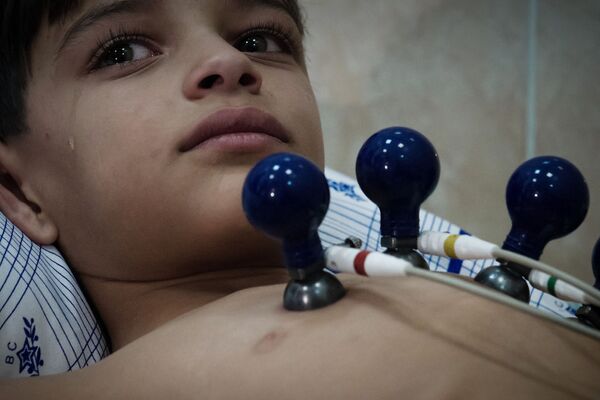 طفل سوري أثناء توقيع الكشف الطبي عليه في مستشفى الأكاديمية الطبية العسكرية في مدينة سانت بطرسبورغ الروسية - سبوتنيك عربي