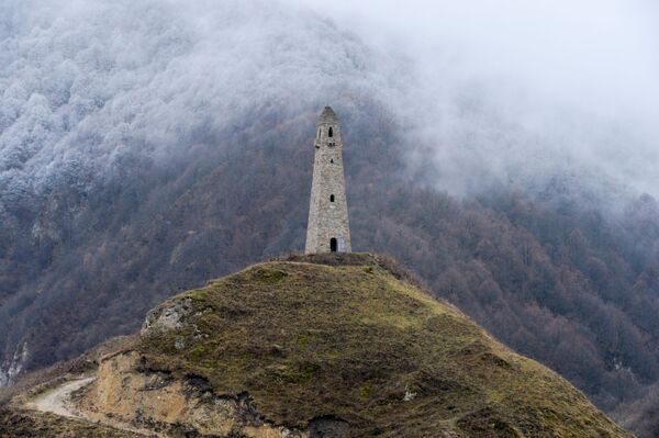 برج حربي يقع على مشارف قرية خاراتشوي بمنطقة فيدينو في الشيشان - سبوتنيك عربي