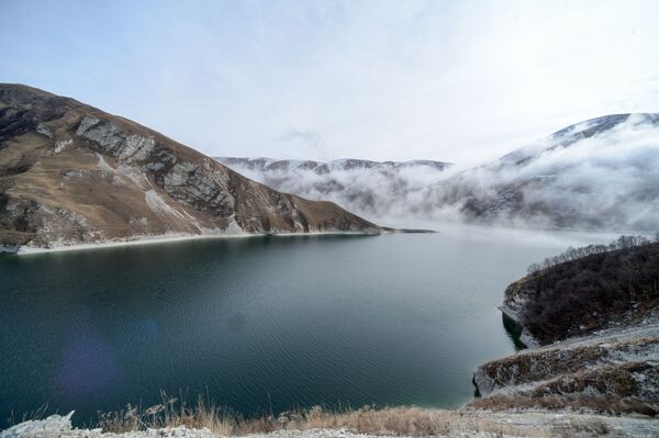 الجبال المحاذية لبحيرة كيزينوي-آم بجمهورية الشيشان - سبوتنيك عربي