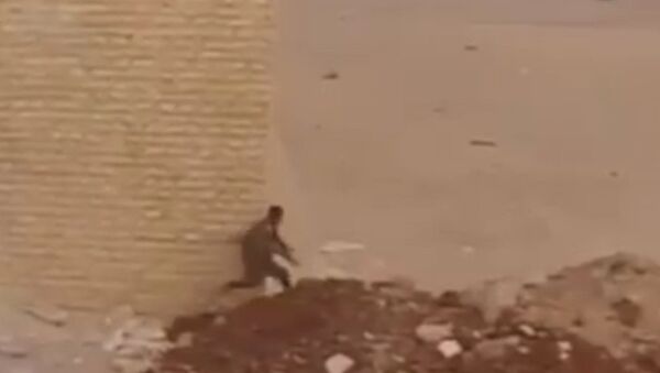 جندي سوري ينجو من قذيفة - سبوتنيك عربي