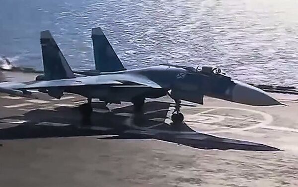 المقاتلة الروسية سو-33 التابعة للقوات الجوية الفضائية الروسية خلال عمليات ضرب مواقع تسليح غير قانونية على أراضي سوريا - سبوتنيك عربي