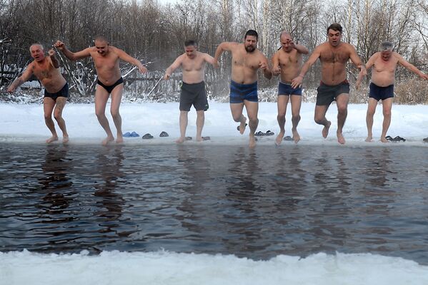 عشاق السباحة الشتوية من نادي السباحة الشتوية بيلي مدفيد (الدب الأبيض) في يكاترينبورغ، روسيا - سبوتنيك عربي
