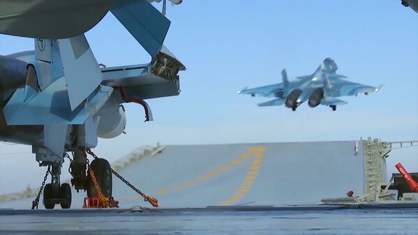 المقاتلة الروسية سو-33 التابعة للقوات الجوية الفضائية الروسية خلال إقلاعها من أميرال كوزنيتسوف، بالقرب من سواحل سوريا في البحر المتوسط - سبوتنيك عربي