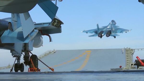 المقاتلة الروسية سو-33 التابعة للقوات الجوية الفضائية الروسية خلال اقلاعها من على طراد أميرال كوزنيتسوف، المحازي لسواحل سوريا في البحر المتوسط - سبوتنيك عربي