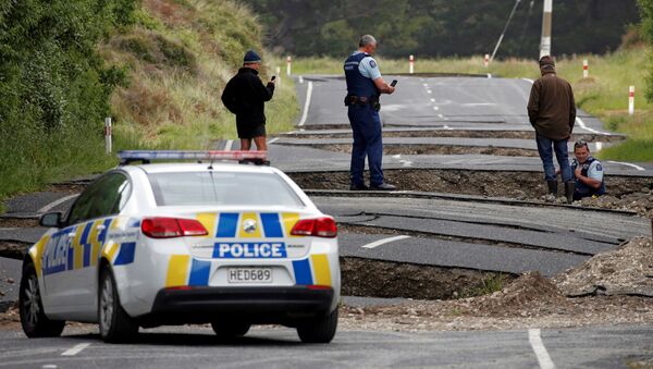 الشرطة المحلية والمواطنون يقومون بتفقد الدمار الذي خلفه زلزال في نيوزيلندا، 14 نوفمبر/ تشرين الثاني 2016 - سبوتنيك عربي