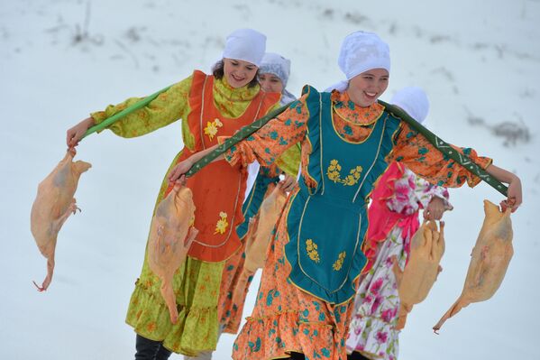 الفتيات خلال مهرجان عيد ريشة الأوز في قرية بورباش بحي بالتاسينسك في تتارستان - سبوتنيك عربي