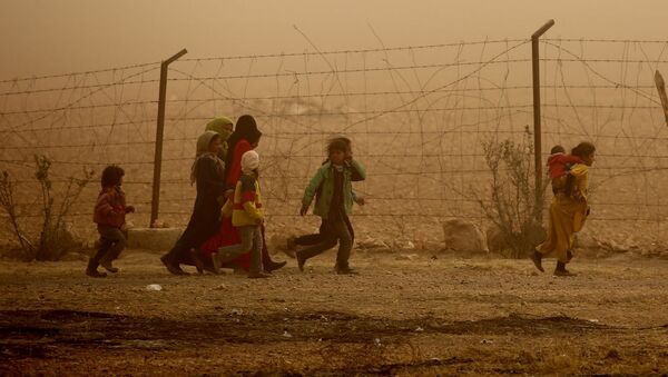 أطفال سوريون يسيرون حول مخيم للنازحين في قرية عين عيسى، والذي فروا من بطش داعش في الرقة، 10 نوفمبر/ تشرين الثاني 2016 - سبوتنيك عربي