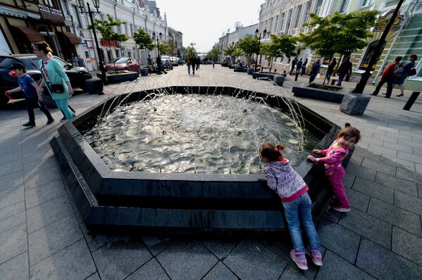 أطفال يلعبون بجوار نافورة مياه وسط مدينة فلاديفوستوك. - سبوتنيك عربي