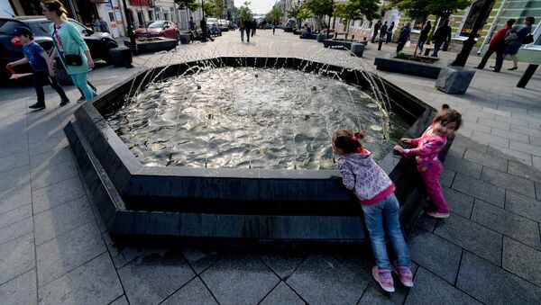 أطفال يلعبون بجوار نافورة مياه وسط مدينة فلاديفوستوك. - سبوتنيك عربي