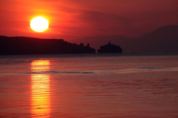 شروق الشمس فوق جزيرة روسكي في فلاديفوستوك، حيث تبدأ أولى لحظات شروق الشمس فوق روسيا. - سبوتنيك عربي