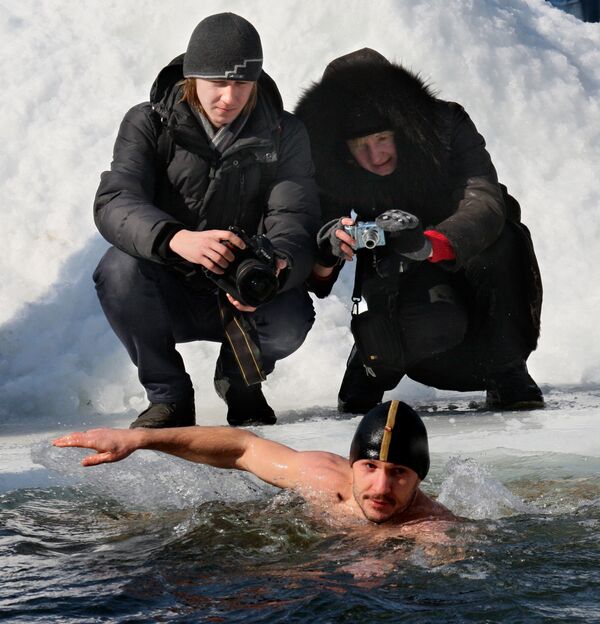 افتتاح موسم السباحة في المياه الباردة في المركز الرياضي يوبيليني في فلاديفوستوك - سبوتنيك عربي