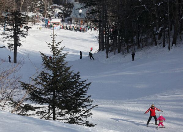 المواطنون يصطافون في منتجع التزلج على الثلج غريبانوفكا في إقليم بريمورسكي. - سبوتنيك عربي
