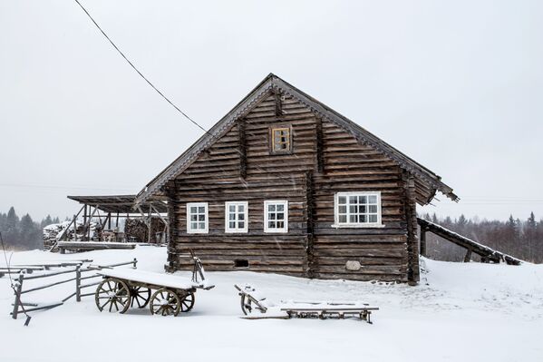 بيت سكني في قرية كينرما بحي برياجينسكي بجمهورية كاريليا - سبوتنيك عربي