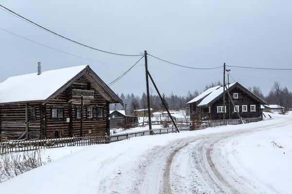 بيوت سكنية من الخشب في قرية كينرما بحي برياجينسكي بجمهورية كاريليا - سبوتنيك عربي