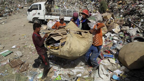 ويعمل العشرات العمال في رفع النفايات - سبوتنيك عربي
