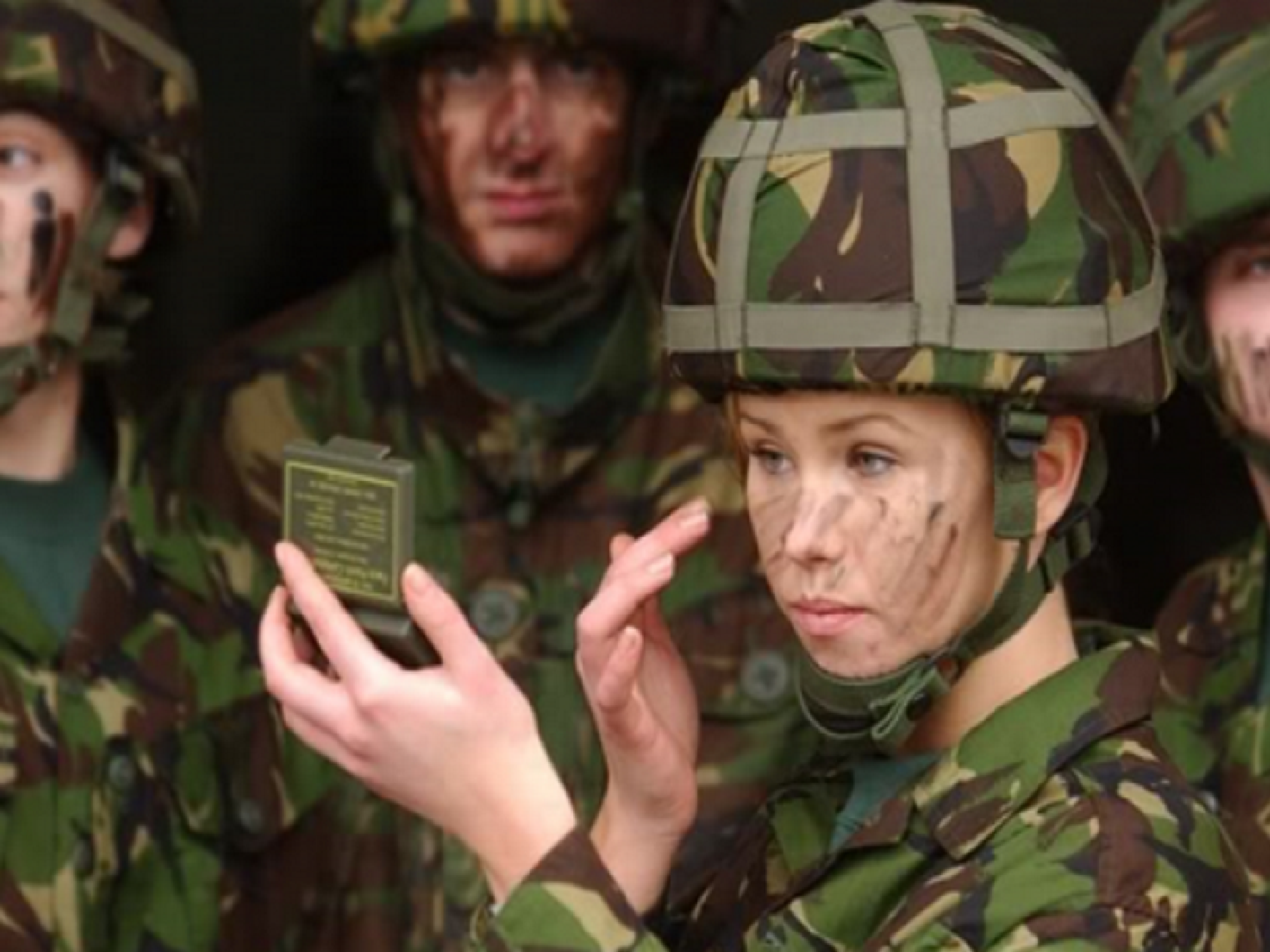 Военный мир. Военный человек. Боевой раскрас армия. Униформа армий мира. Британские девушки военные.